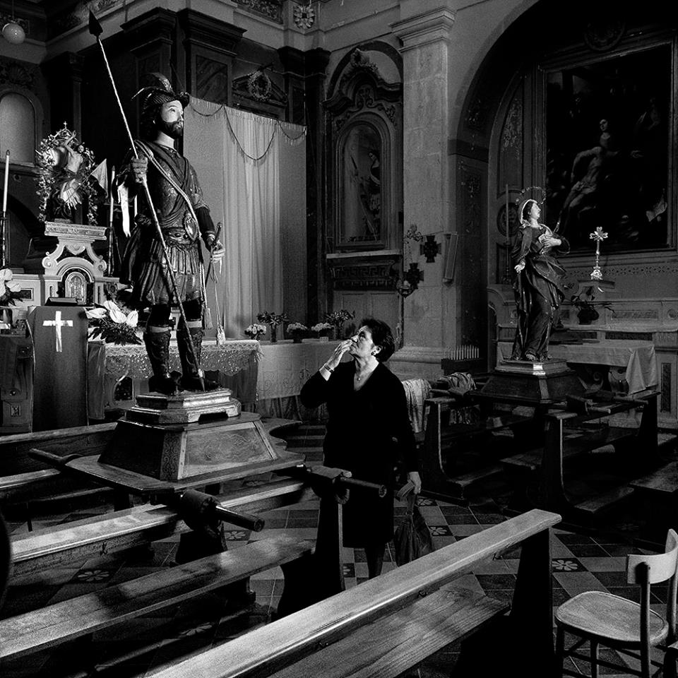 Devozione di una donna locale manifestata attraverso un bacio verso la statua di Sant'Eustachio, posta all'interno della chiesa a lui dedicata durante i festeggiamenti.