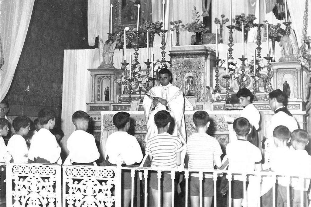 Don Matteo durante la cerimonia della Prima Comunione