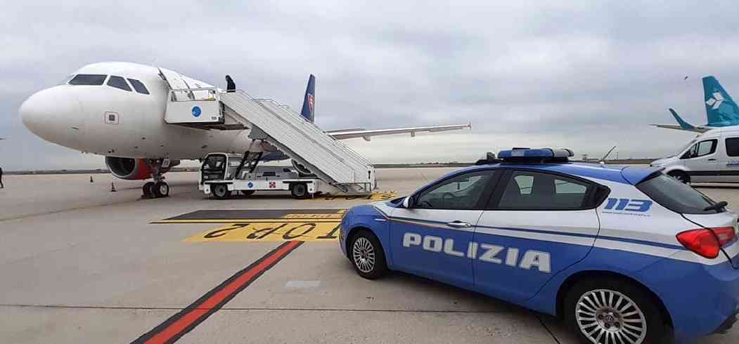 aeroporto-rimpatri-immigrazione-polizia