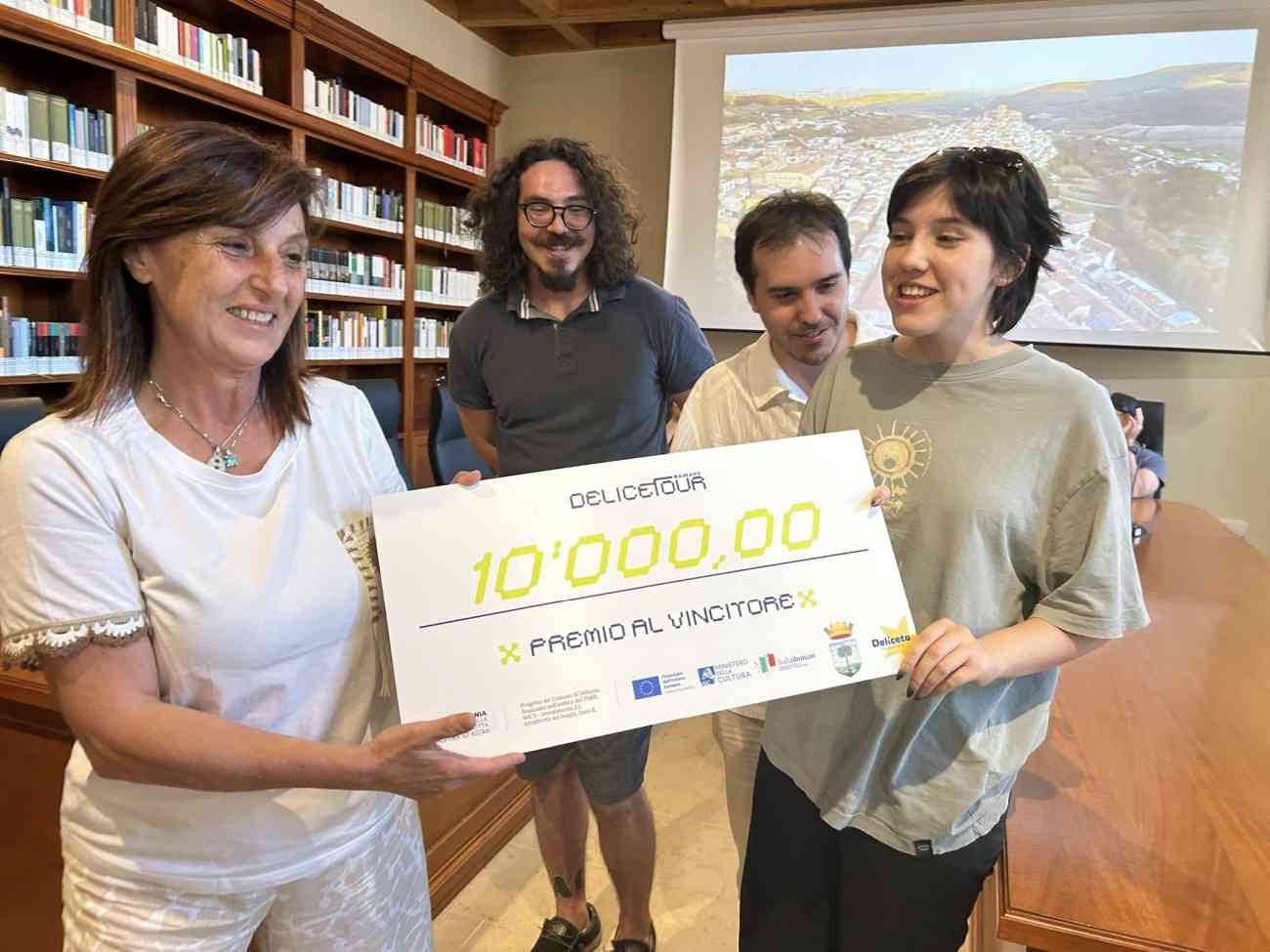 Adriana Natale delegata comunale Cultura consegna il premio ai tre vincitori Adriana Natale delegata comunale Cultura consegna il premio ai tre vincitori