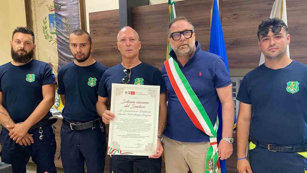Vico del Gargano: encomio solenne alle “Giacche Verdi” per aver salvato la Pineta Marzini Vico del Gargano: encomio solenne alle “Giacche Verdi” per aver salvato la Pineta Marzini