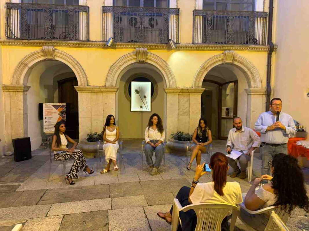 Tavolo di Puglia donna partecipa Candela