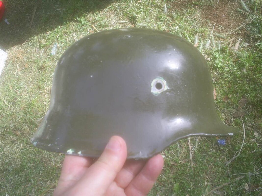 Un elmetto tedesco da guerra simile a quello utilizzato nella seconda guerra mondiale dai soldati dell'esercito germanico.