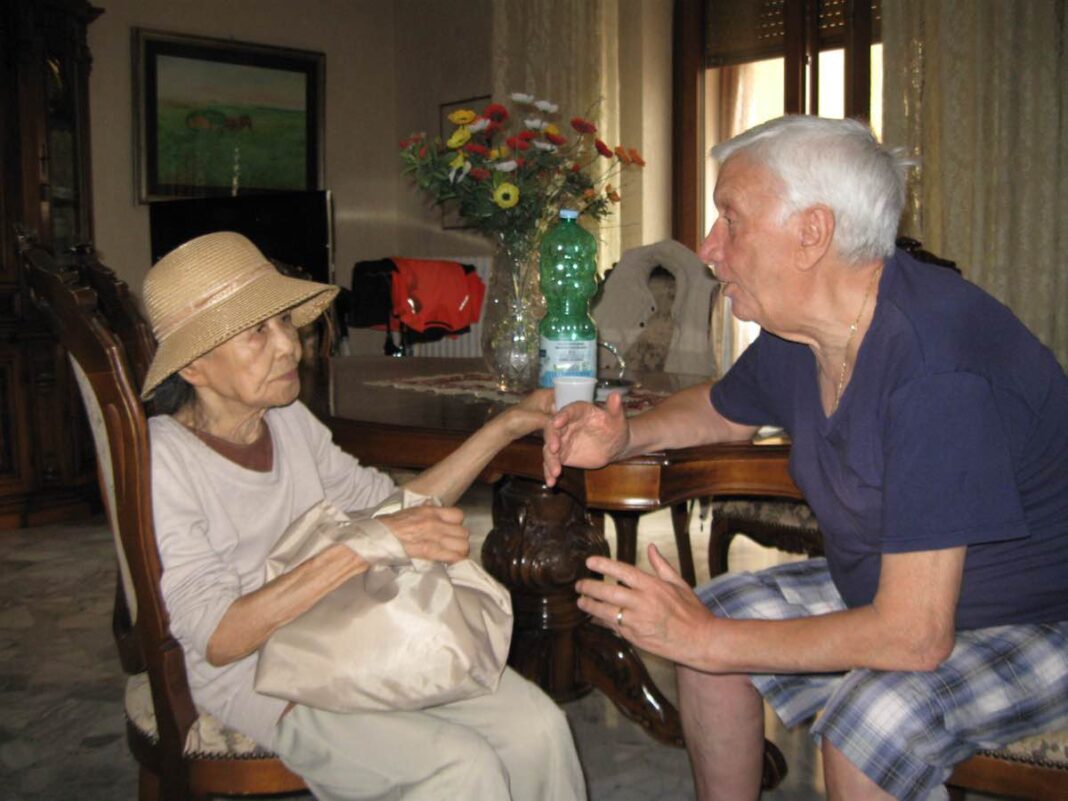 San Giovanni Rotondo (Fg). Un incontro storico. Da sinistra Hiroko Hara a casa di Nicola Palladino chierichetto di padre Pio al quale ha donato una copia del libro con la dedica nel suo ultimo pellegrinaggio da padre Pio.
